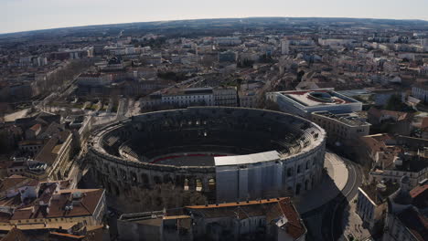 Toma-Aérea-Circular-Alrededor-Del-Anfiteatro-Romano-De-Nimes-Elíptica.